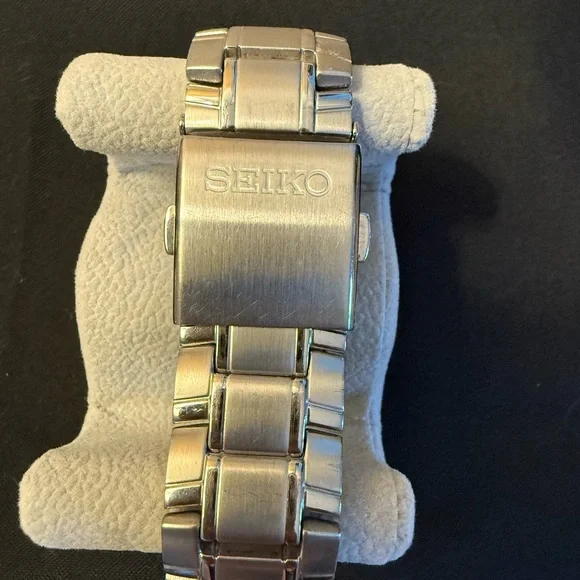 Seiko Solar Chronograph with Blue Dial and Silver Band - Picture 6 of 9